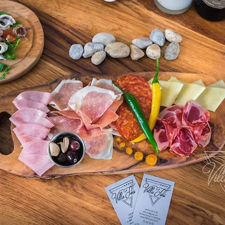 托尼别墅设计公寓 4*